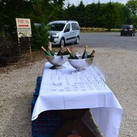 Table d'accueil champagne pour une réception privée au domaine Le Scaubecq – vin d'honneur