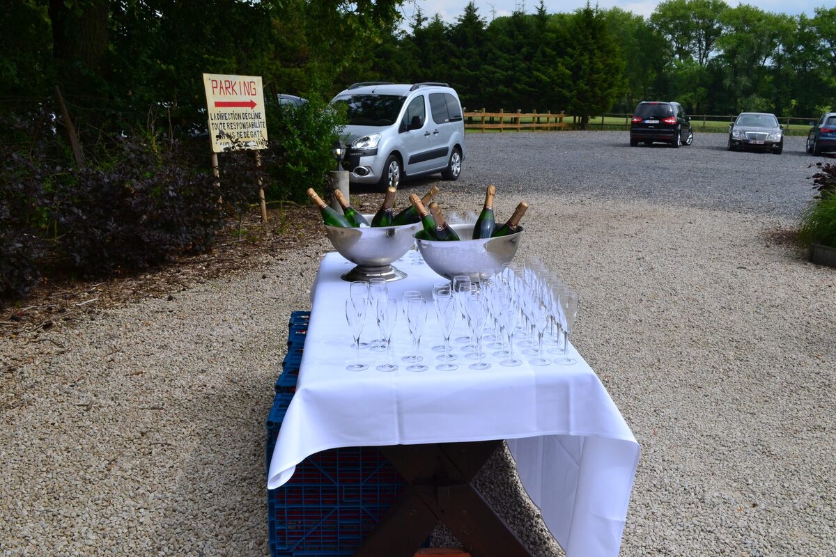 Table d'accueil champagne pour une réception privée au domaine Le Scaubecq – vin d'honneur