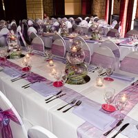 Salle de réception dressée pour un mariage – préparer son mariage en Belgique avec Le Scaubecq