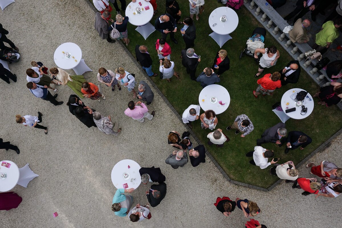 Cocktail de séminaire d'entreprise dans le parc du domaine événementiel Le Scaubecq en Wallonie