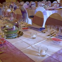 Table de mariage décorée avec composition florale en fishbowl et arts de la table au domaine Le Scaubecq