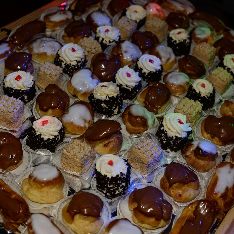 Plateau de mignardises et pâtisseries maison du traiteur Le Scaubecq
