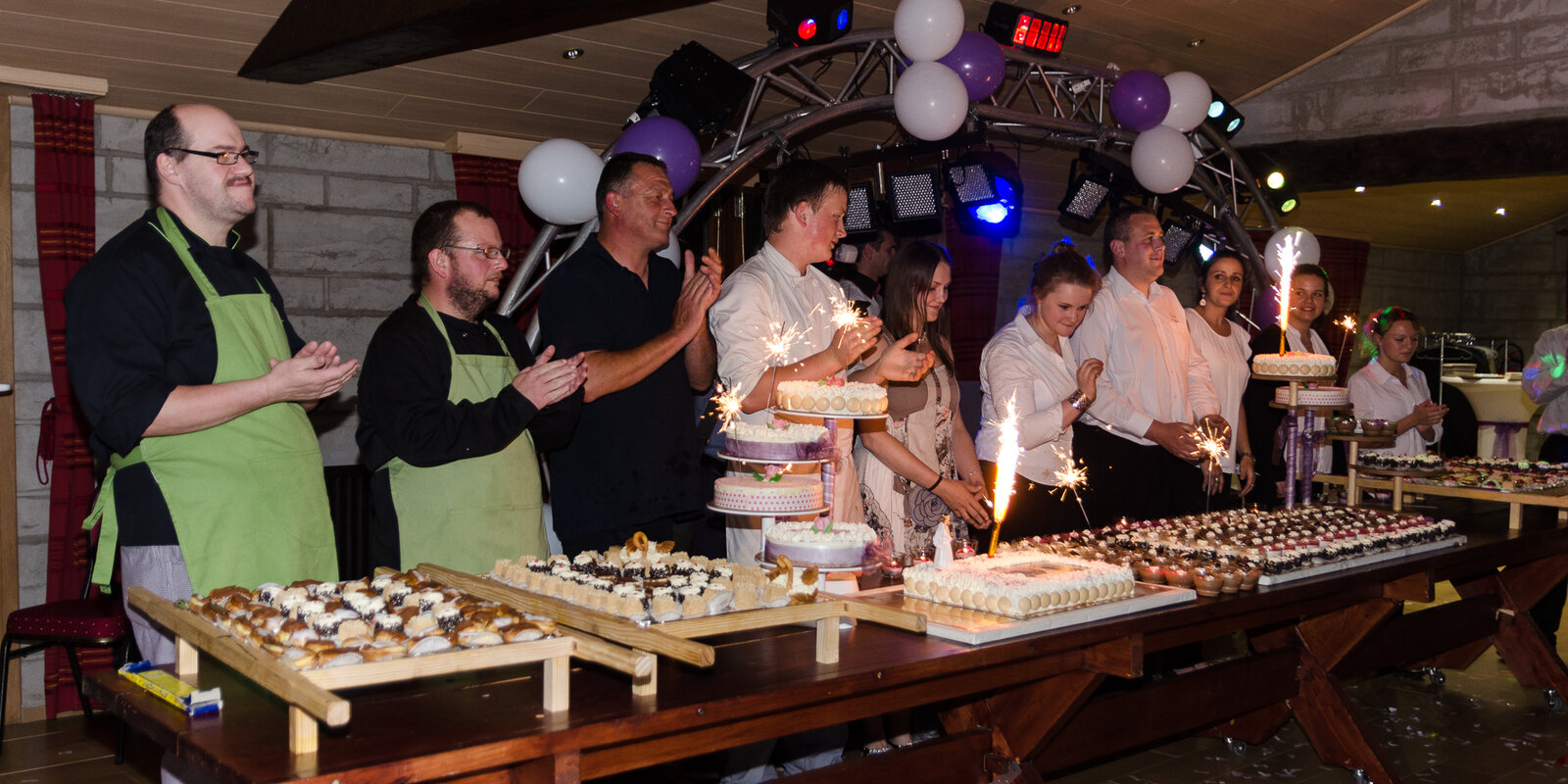 L'équipe du traiteur Le Scaubecq présentant les pièces montées de desserts lors d'une fête à Soignies