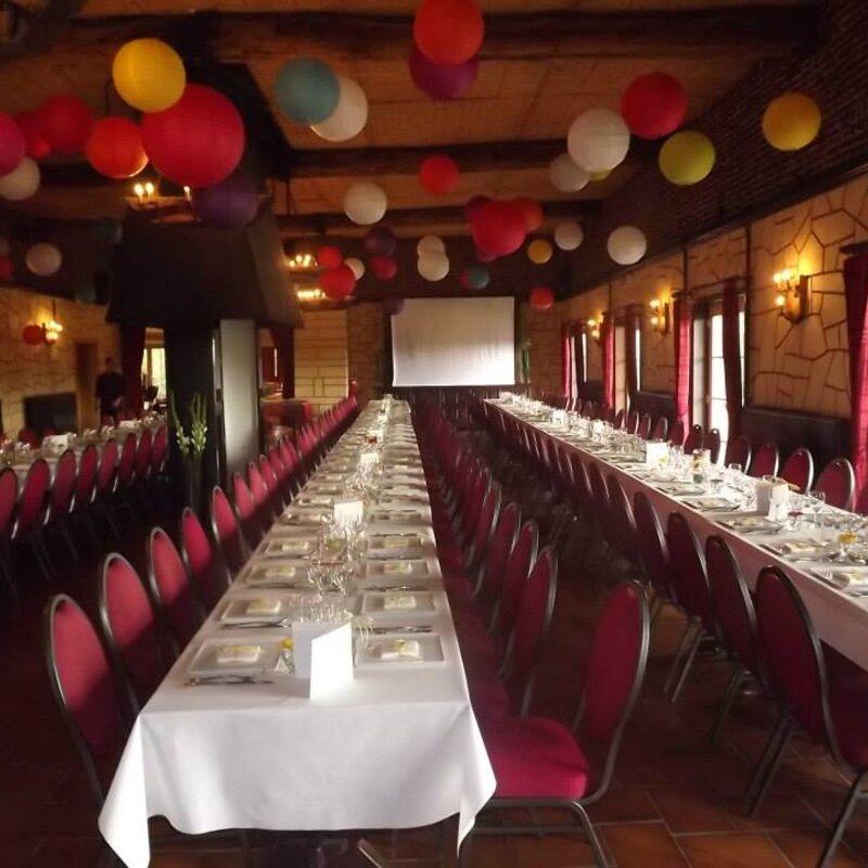 Grande salle de réception du Scaubecq dressée pour un banquet près de Soignies