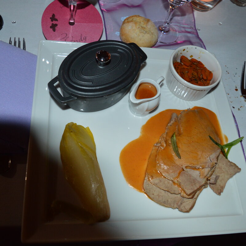 Plat principal de viande sauce et endive servi à l'assiette par le traiteur du Scaubecq