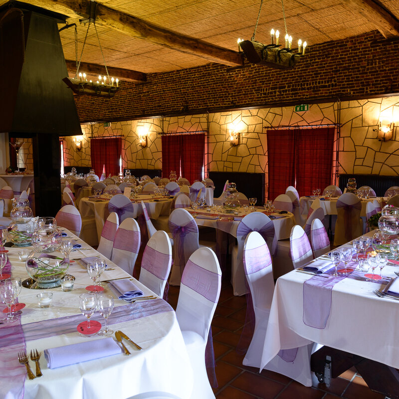 Tables de banquet de mariage dressées dans la salle de réception du Scaubecq à Soignies